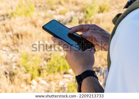 Similar – Foto Bild Nicht erkennbarer Wanderer, der mit Karte und Kompass in der Landschaft navigiert