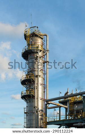 Distillation Column and its process equipments : Oil and gas refinery plant