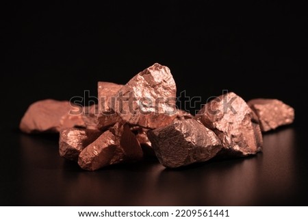 Ingots of pure copper or pink gold on a black background. Imagine de stoc © 