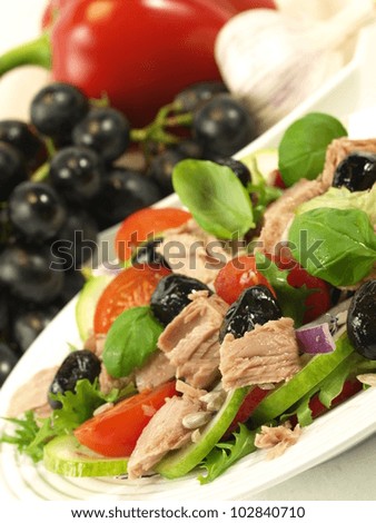 Low-fat salad composed with black olives and grapes.