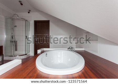 Ruby house - Drop in bathtub in modern original bathroom