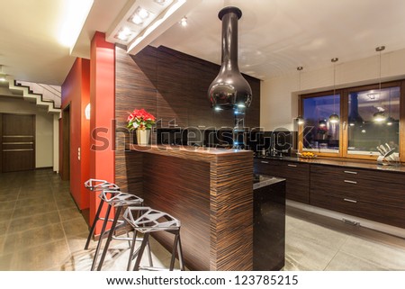 Ruby house - Modern kitchen with counter and stools