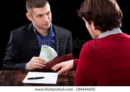 A man and a banker in the process od giving a cash loan