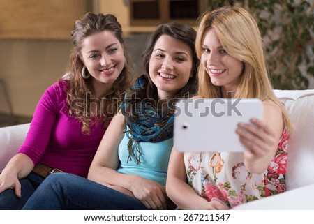 Young pretty friends doing commemorative photo of themselves