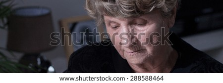 Old woman is depressed after husband\'s death