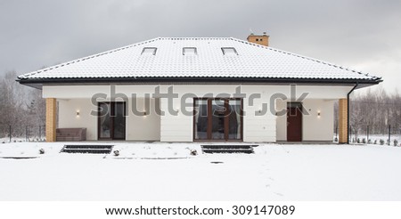 Picture of snow-covered detached house and trees