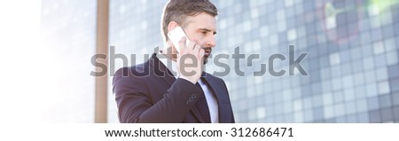 Business worker talking on the phone - panorama