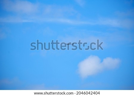 Ein Segelflugzeug fliegt am blauen Himmel mit dramitschen Wolken Stock foto © 