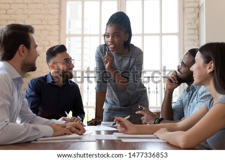 Similar – Foto Bild Junger afrikanischer arabischer Geschäftsmann, der einen Telefonanruf außerhalb des Bürogebäudes während eines sonnigen day.Dressed in stilvollem Anzug stehend im Freien finanziellen Büro, junge Frau Rechtsanwalt Kopie Raum