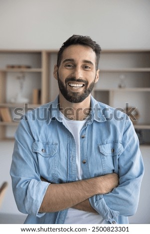 Similar – Foto Bild Porträt von Latino-Typ posiert mit einem Basketball, Blick auf Kamera durch den Zaun eines Gerichts.