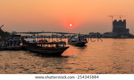 BANGKOK - FEB ,19 : The long boat is the best choice of transportation in sunset time. There are nice view and no traffic that, good enough for many people select this way. THAILAND FEB,19 2015