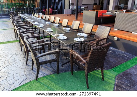 the tables are arranged for outdoor dinner at the restaurants