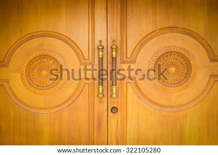 A carved wooden door Gold flower, sunflower beautiful and locked the door.