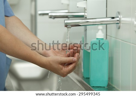 doctor washes his hands before the surgery
