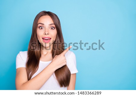 Close up photo of impressed lady showing recommendation scream unbelievable wearing white t-shirt isolated over blue background