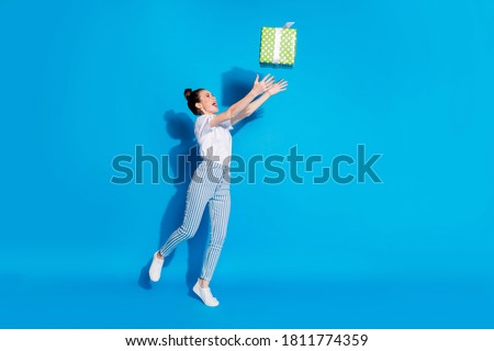 Full length photo of positive shocked girl catch air fly dream green big gift box she get receive 14-february 8-march wear white good look clothes sneakers isolated shine color background Foto stock © 
