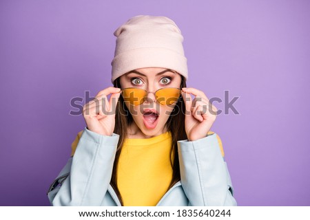Close up photo of astonished girl see unbelievable novelty stare, stupor impressed shout wow omg wear good look outfit isolated over purple color background Foto d'archivio © 