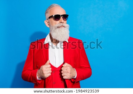 Foto Bild Mann in roter Jacke auf dem Felsen