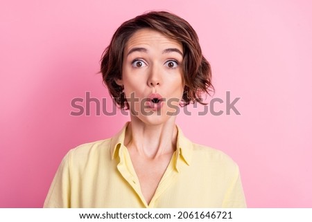 Photo of young woman amazed shocked stupor omg wow fake novelty news isolated over pink color background Foto d'archivio © 