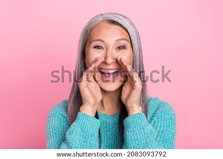Portrait of mature funky laughing female tell rumor secret scream big announcement isolated on pink color background Stock foto © 