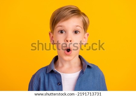 Portrait of astonished person open mouth stupor confused cant believe isolated on yellow color background Foto d'archivio © 