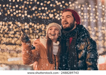 Similar – Foto Bild Lächelnde Freundinnen mit Hüten unterhalten sich auf einem Holzzaun am Strand sitzend