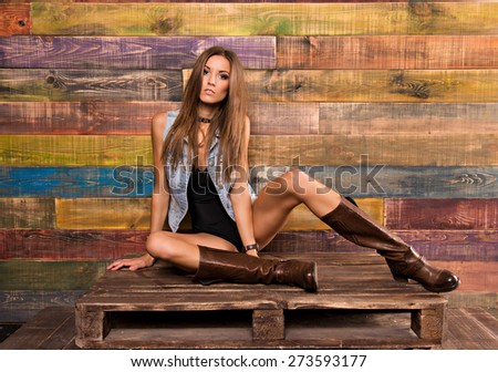 model posing in country style. the girl\'s slim figure