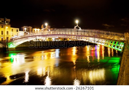 Famous \'Ha\'penny Bridge\' in Dublin over colorful Liffey river at night