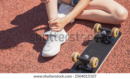 Similar – Foto Bild Kinderskateboardfahrer, der auf seinem Skateboard sitzt.