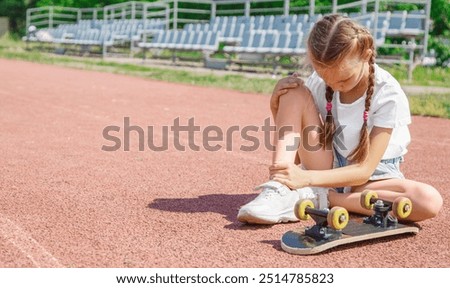 Similar – Foto Bild Kinderskateboardfahrer, der auf seinem Skateboard sitzt.