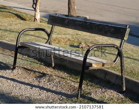 An icy bench in an urban park after a night of frigid temperatures Foto stock © 