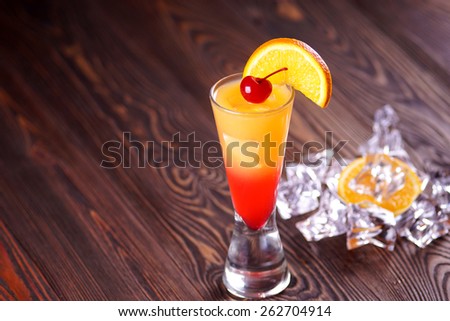 Cocktail Tequila Sunrise. Ice.