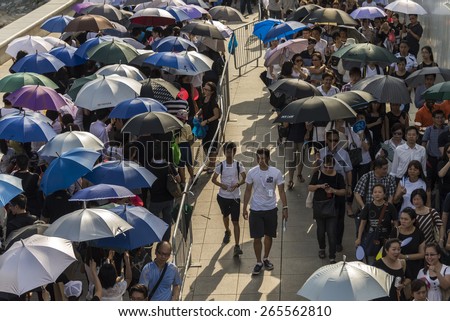 SINGAPORE - MARCH 27 : Long queue of local and foreigners lineup to pay last respect to beloved Mr Lee Kuan Yew near Padang under tropical heat on Mar 27, 2015, Singapore