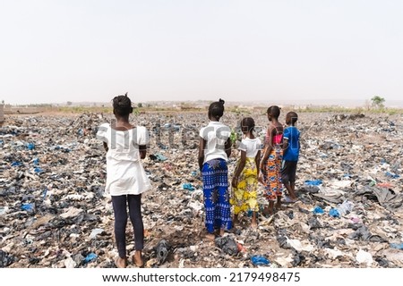 Group of African children contemplating the immense expanse of an illegal dump Foto stock © 