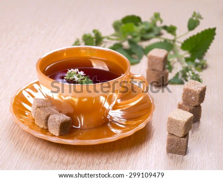Tea with Pieces of sugar in the form of towers. Pieces of sugar on each other. Tea in the golden cup of sugar Fulminations. Tea with mint and sugar .