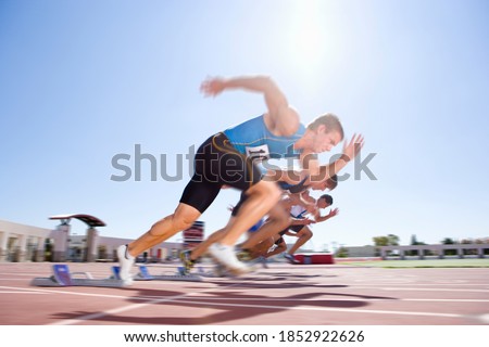 Foto Bild Sportler startet Sprint im Studio