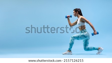 Foto Bild Frau Training mit Hanteln im Fitnessstudio