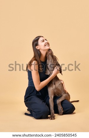 Foto Bild Junge brünette Frau sitzt umgeben von Lavendel