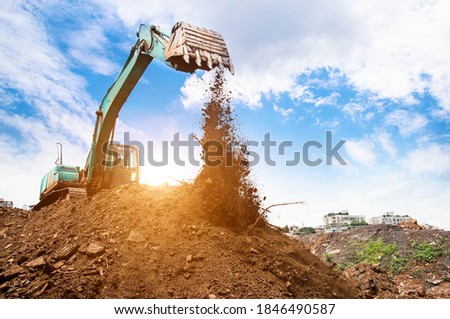 Escavadeira retirando terra em um dia com sol Foto stock © 