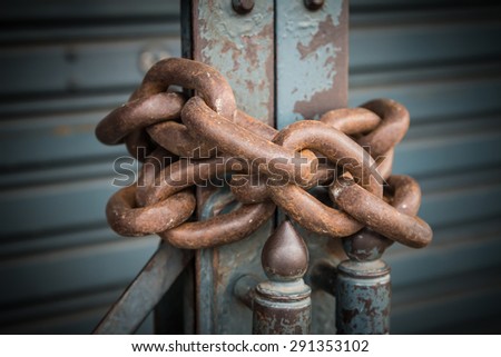 Closeup of the metal chain with the lock metal door