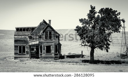 Abandoned farmhouse in black & white