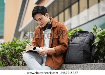 Foto Bild Gut aussehender Mann hört Musik auf einem Schallplattenspieler