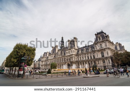 PARIS - SEPT 16, 2014: The Hotel de Ville (City Hall) is the building housing the city\'s local administration. Standing on the place de l\'Hotel-de-Ville (formerly place de GrÃ¨ve) in Paris, France.