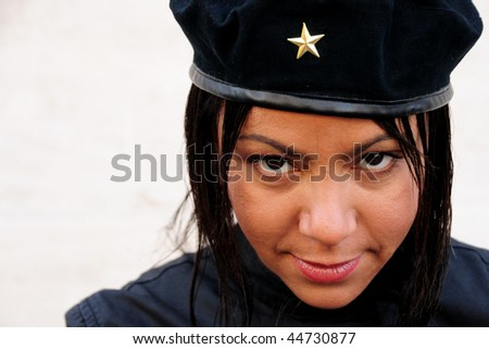 Young lady wearing black jacket and hat with a reference to Ernesto Che Guevara.