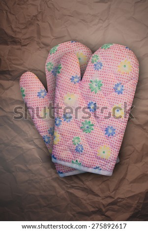 Kitchen glove   vintage  on a  paper background