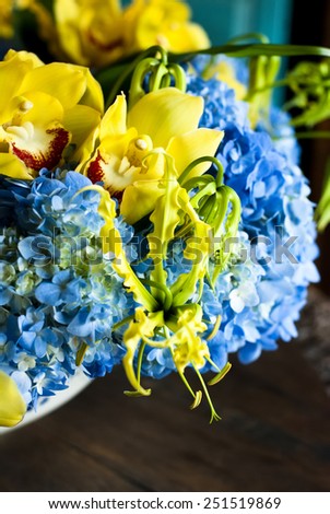 bouquet of mixed flowers/Hydrangea blue  and yellow flower decoration in round white bowl