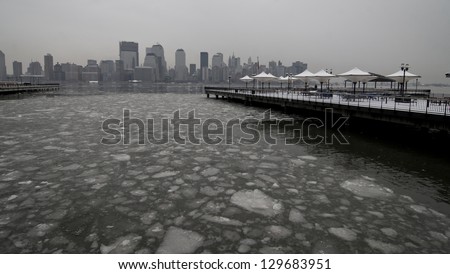 NEW YORK CITY - JAN 10: The Hudson river next to Manhattan is frozen due to the very low temperature on Jan 10, 2008 in New York City, NY. The frozen Hudson river is uncommon.