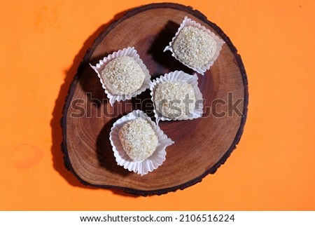 mochi cake or moci, Mochi is a Japanese cake made from glutinous rice, pounded so that it is soft and sticky, then shaped into a round, covered with sesame seeds. Foto d'archivio © 