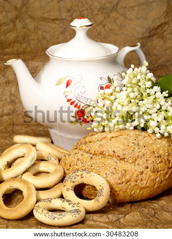 Delicious peasant bread with teapot and flowers