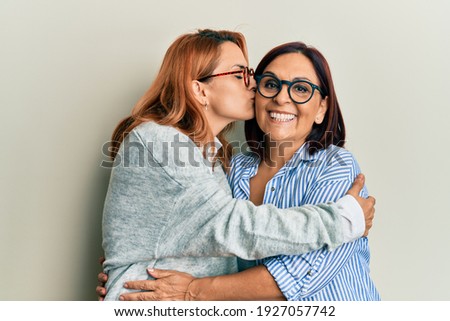 Similar – Foto Bild Mutter und Tochter genießen im Sommer eine schöne Zeit in einem See.